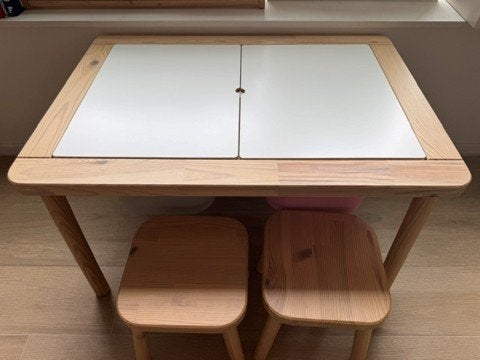 Table pour enfants « FLISAT » d'Ikea avec carafes et bacs, Enlèvement, Comme neuf, Table(s) et Chaise(s)