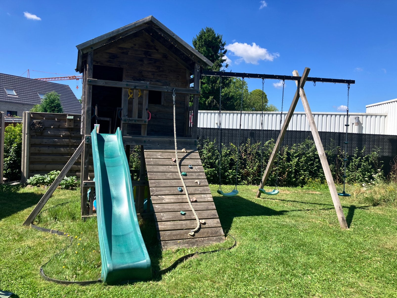 Speeltoestel met glijkbaan en schommels, Kinderen en Baby's, Speelgoed | Buiten | Speeltoestellen, Gebruikt, Glijbaan, Klimwand