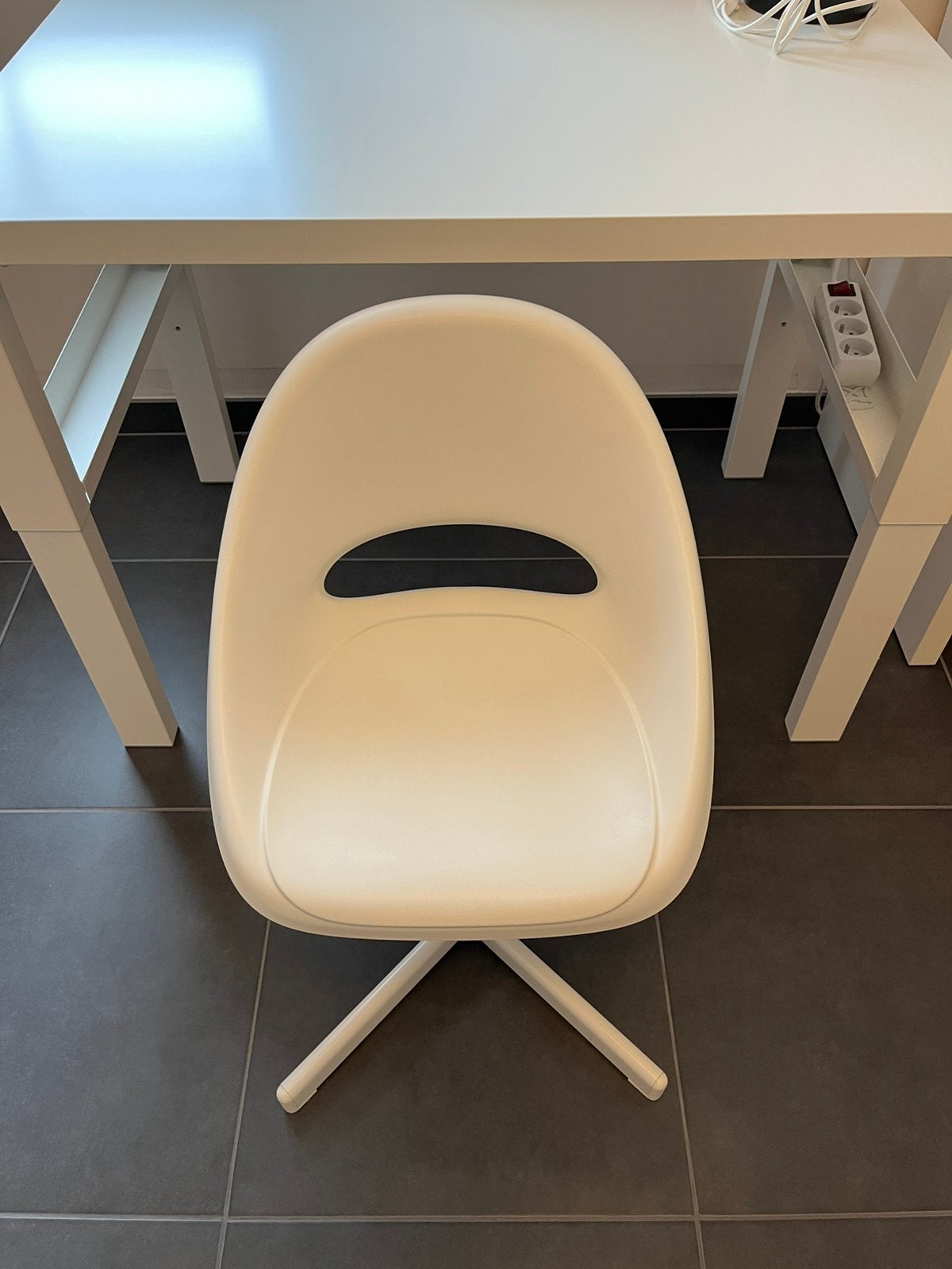 Ikea kinderbureau met stoel en lampje, Kinderen en Baby's, Ophalen, Zo goed als nieuw