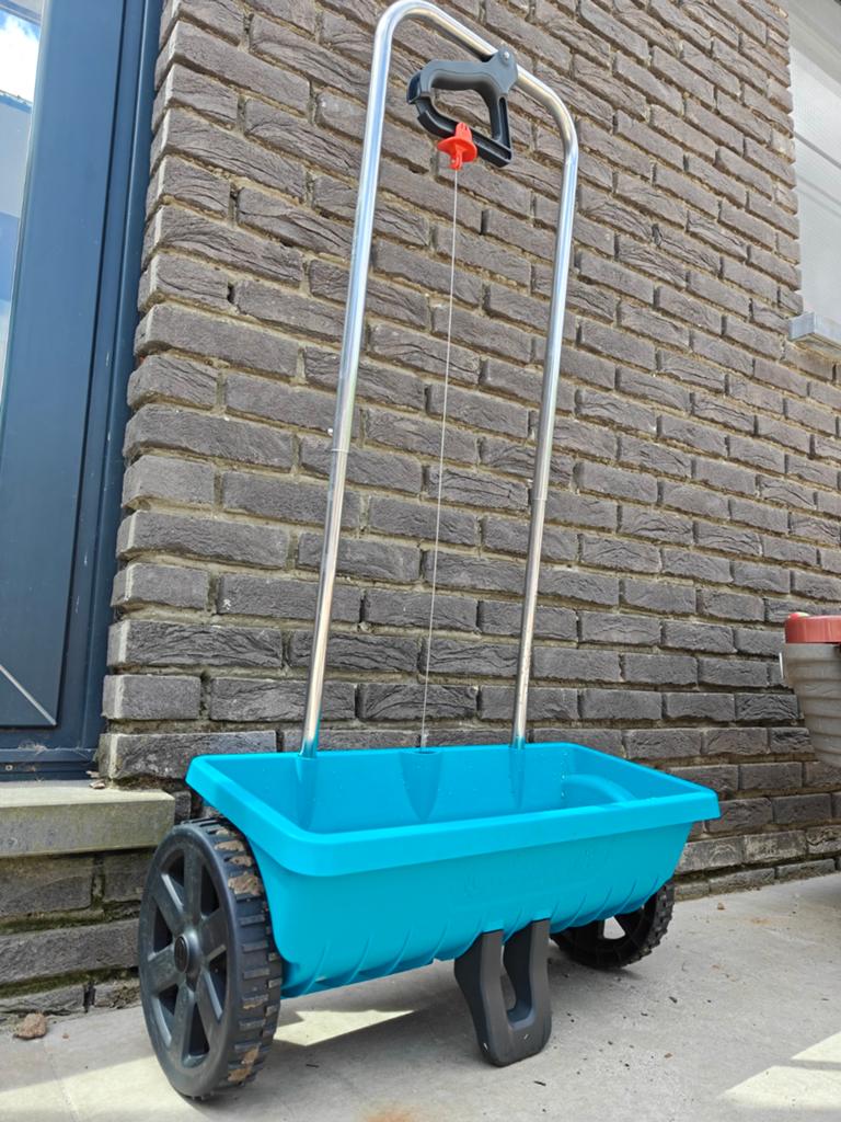 Strooiwagen Gardena, Ophalen