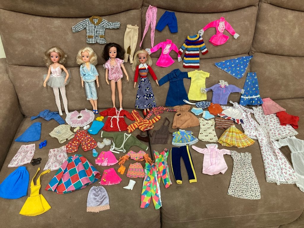 zolderopruiming: partij oude SINDY poppen met extra kleding, Ophalen of Verzenden, Gebruikt, Fashion Doll