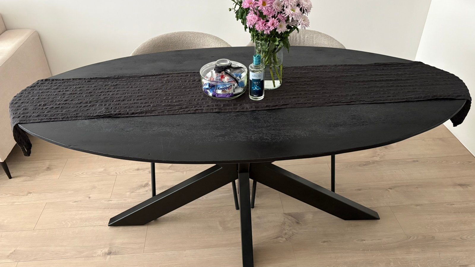 Moderne zwarte ovale eettafel met kruispoot – € 400, Ophalen, Mangohout, Zo goed als nieuw, Vijf personen of meer