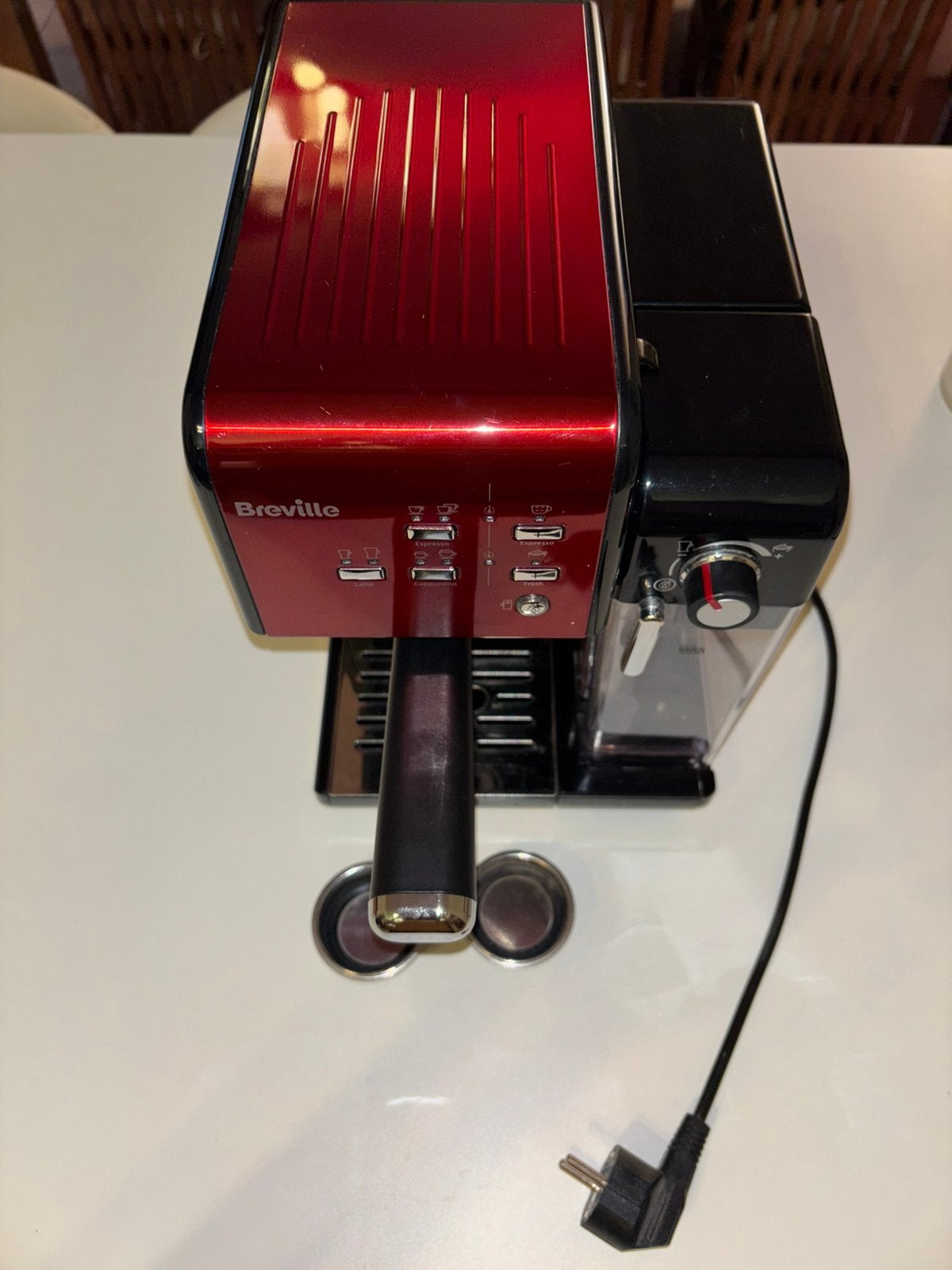 Machine à café Breville, Café moulu, Machine à espresso, Réservoir d'eau amovible, 2 à 4 tasses