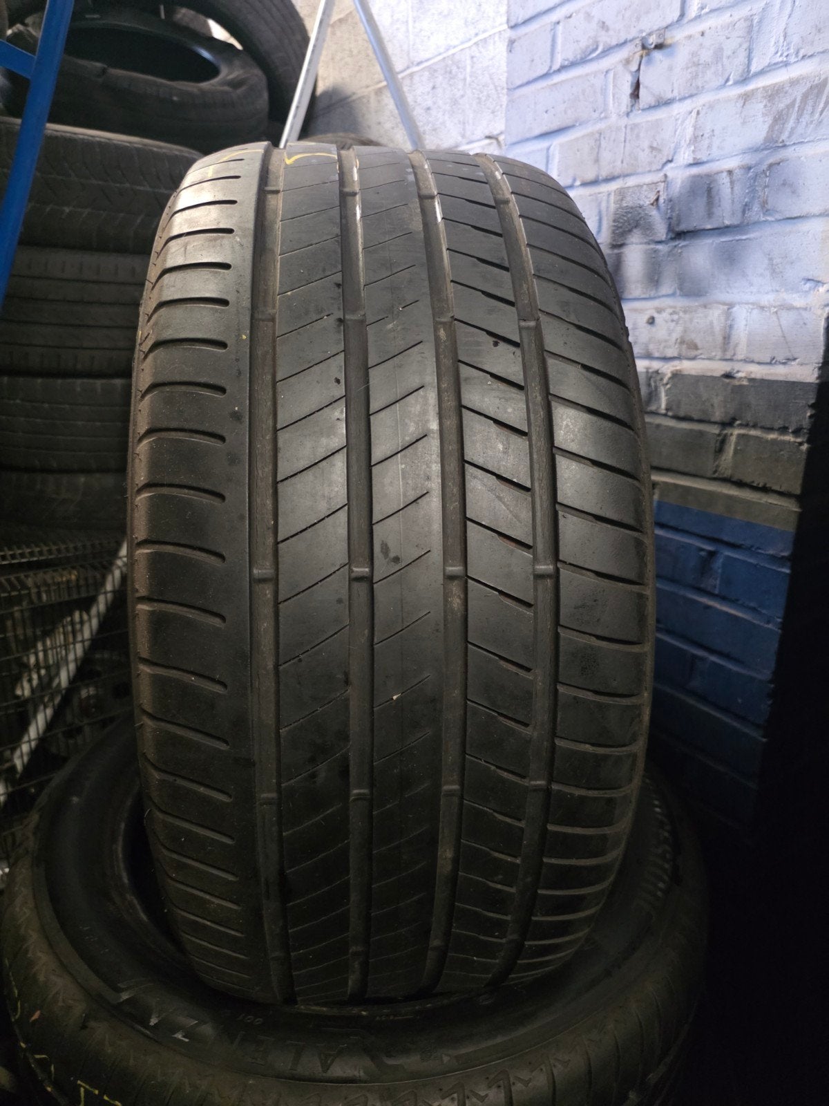 305 40 20 Bridgestone avec montage et équilibrage, Enlèvement