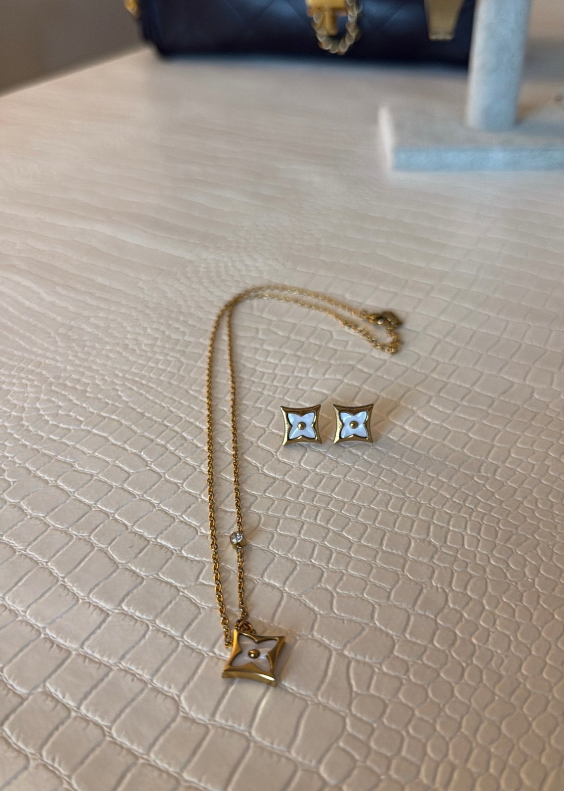 ensemble de bijoux — Collier et boucles d'oreilles, Bijoux, Sacs & Beauté, Enlèvement ou Envoi, Comme neuf