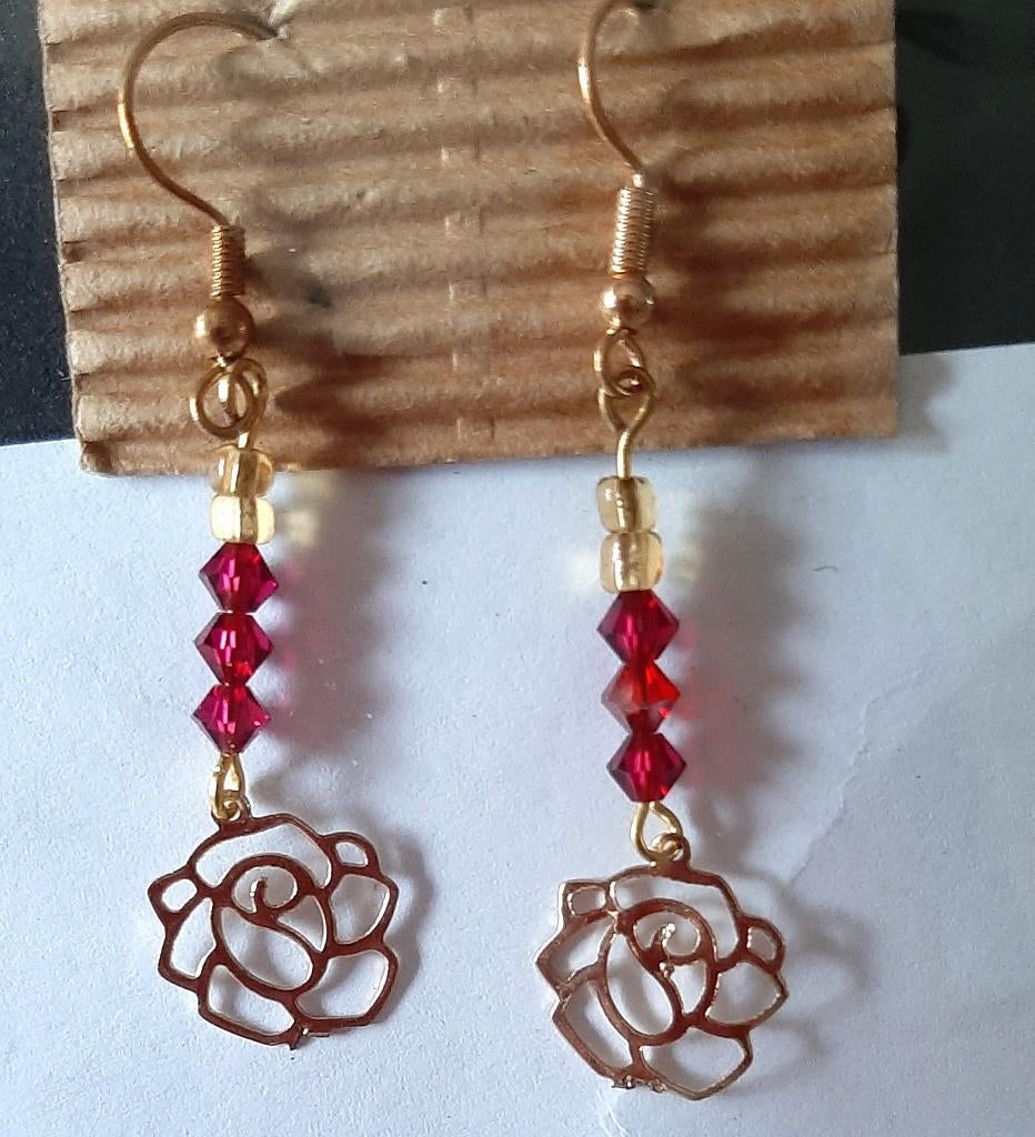 Te koop: Nieuw!! Mooie goudkleurige oorbelletjes met roos., Bijoux, Sacs & Beauté, Boucles d'oreilles, Enlèvement, Autres matériaux