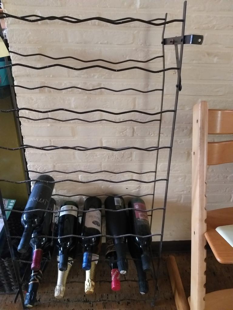 Metalen wijnrek zonder de wijn die erop ligt., Ophalen