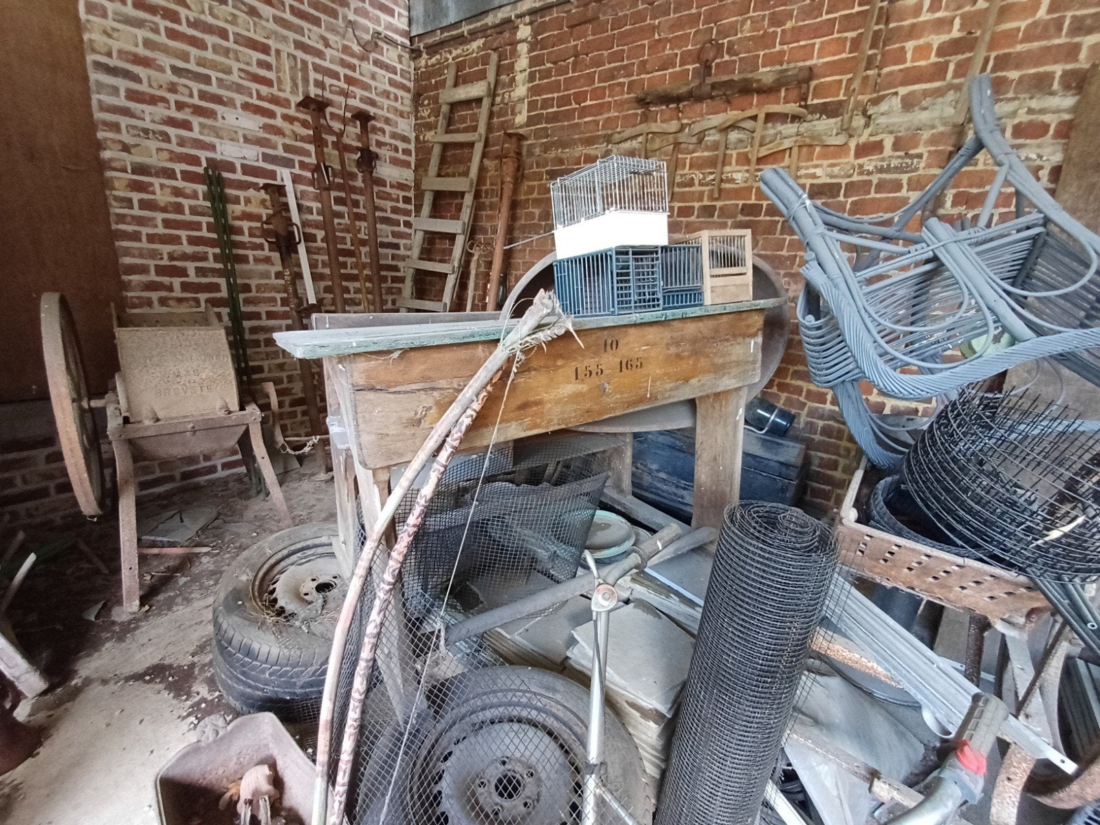 Een oude,robuiste houten werkbank, Ophalen