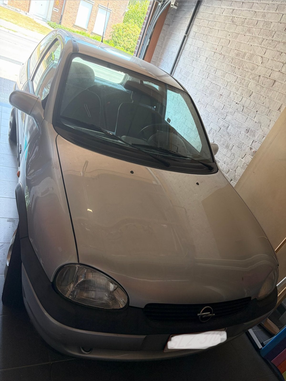 À vendre Opel Corsa grise construite en 2000., Autos, Opel, Corsa, Essence, Coupé, 3 portes, Boîte manuelle, Argent ou Gris, Bleu