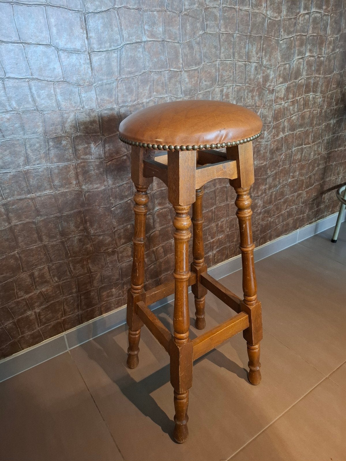 barkruk met lederen zitting, Huis en Inrichting, Ophalen, Gebruikt, Met voetsteun, 60 tot 90 cm