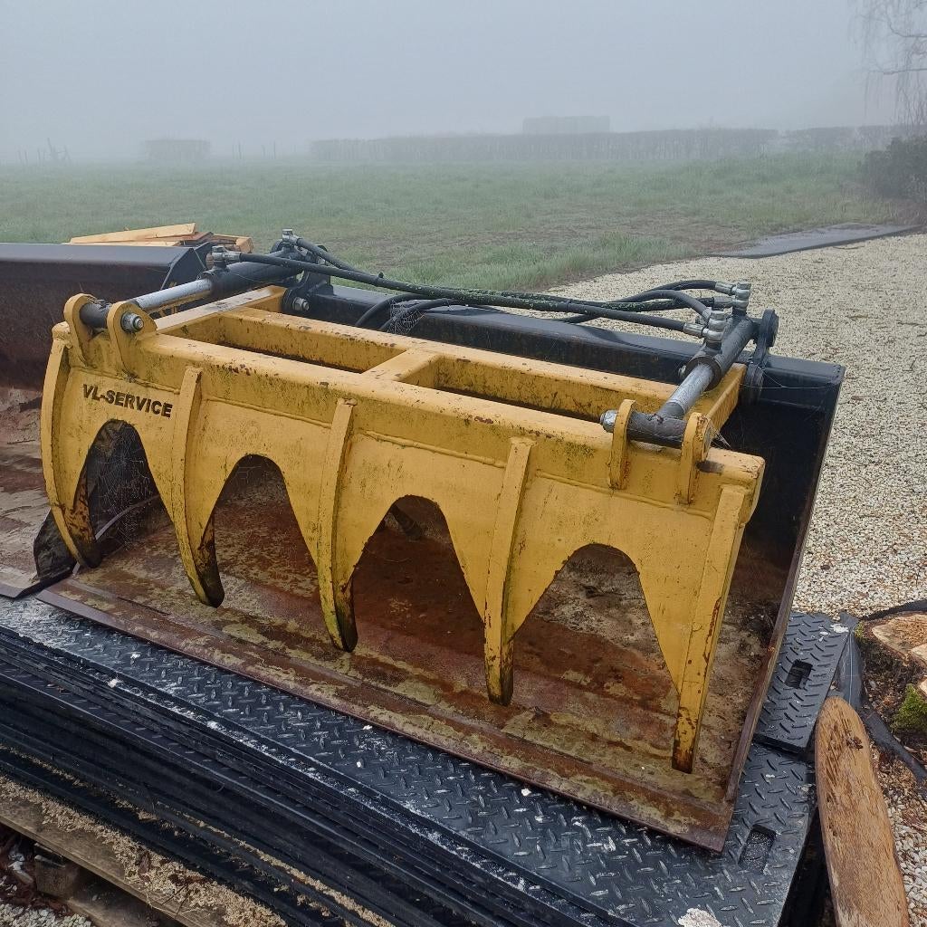 Grondbak met hydraulische klem., Ophalen