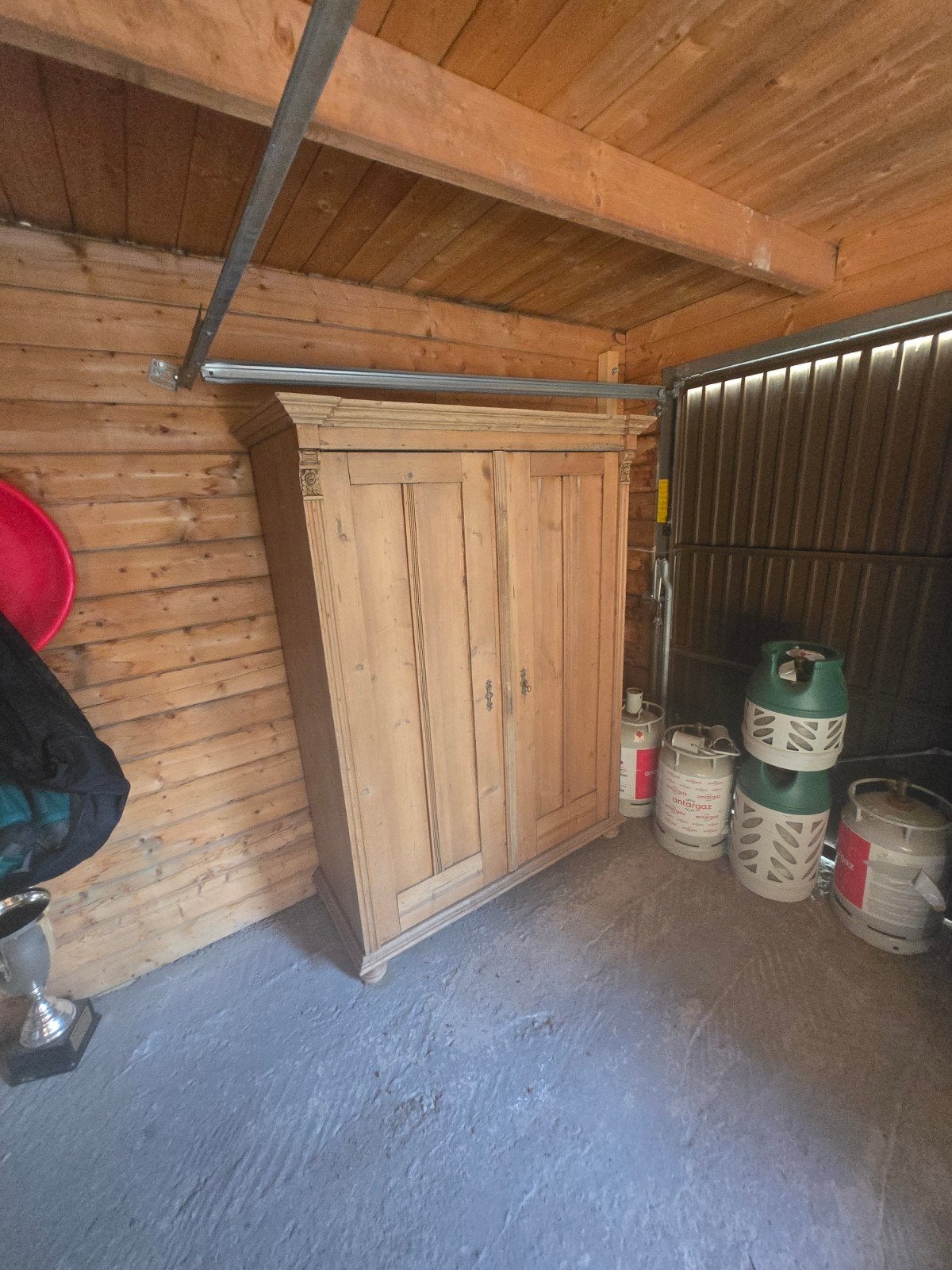 Hallkast grenen geloogd, Ophalen