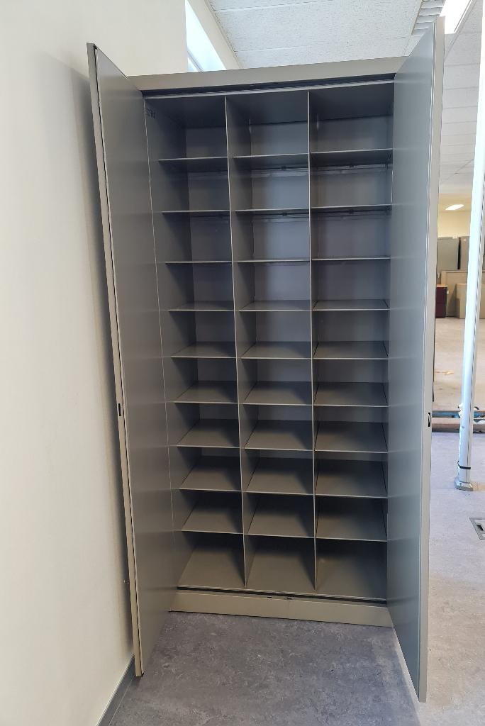 Armoire métallique professionnels avec compartiment MEWAF
