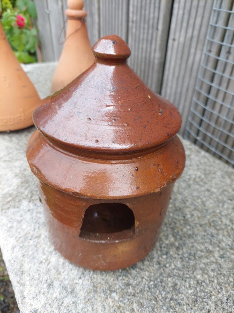 Antieke voederpot voor kippen, Ophalen