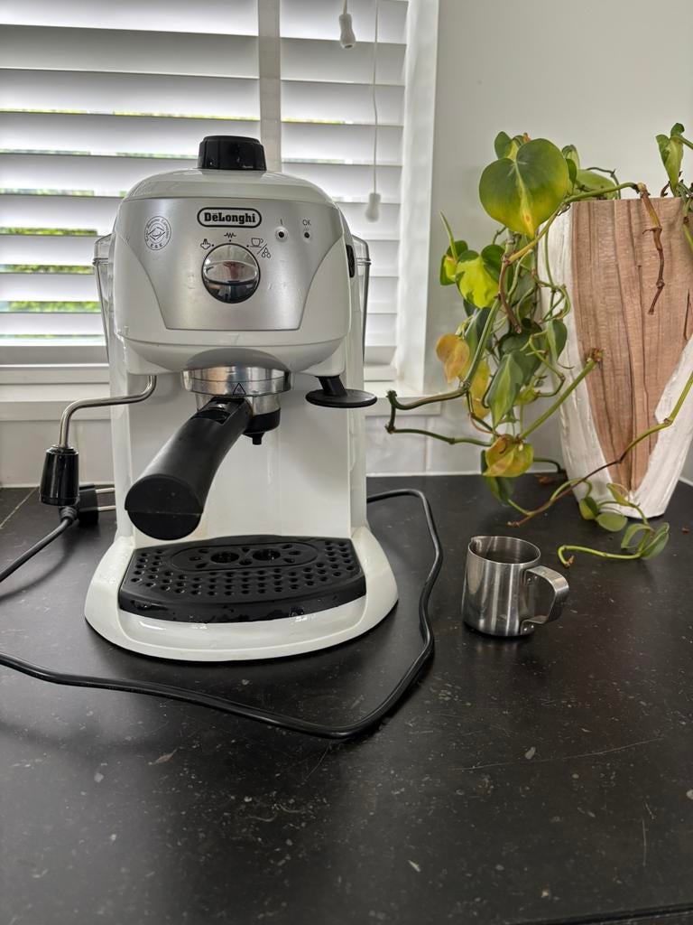 Machine à café Delonghi, Café moulu, Réservoir d'eau amovible, 2 à 4 tasses, Utilisé