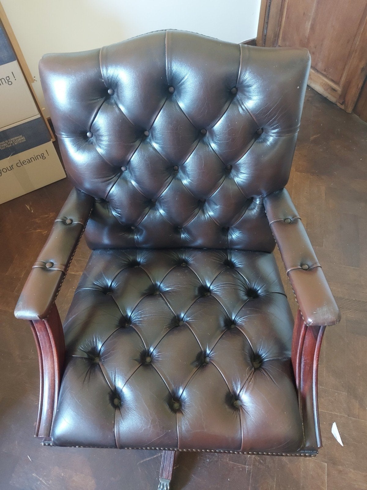 Chaise de bureau chesterfield !, Enlèvement