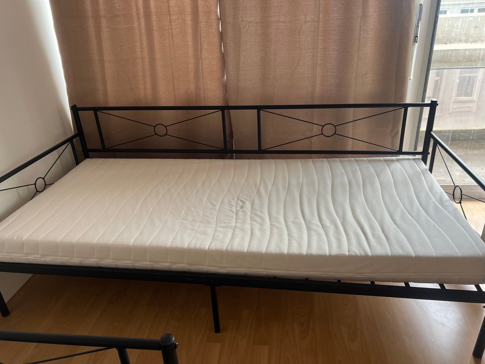 Lot de 2 Lits  en fer avec matelas, Enlèvement, Comme neuf, Une personne, Matelas