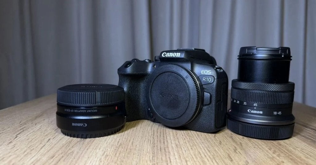Canon EOS R10 + RF-S 18-45 + adaptateur, Enlèvement ou Envoi, Canon, Poignée, Comme neuf