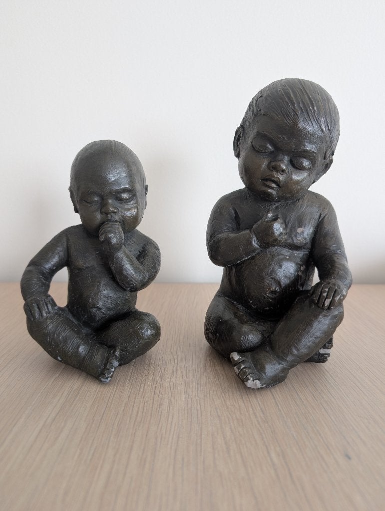 Decoratieve beeldjes zittende baby's / kleuters (Set van 2), Ophalen of Verzenden, Gebruikt, Mens