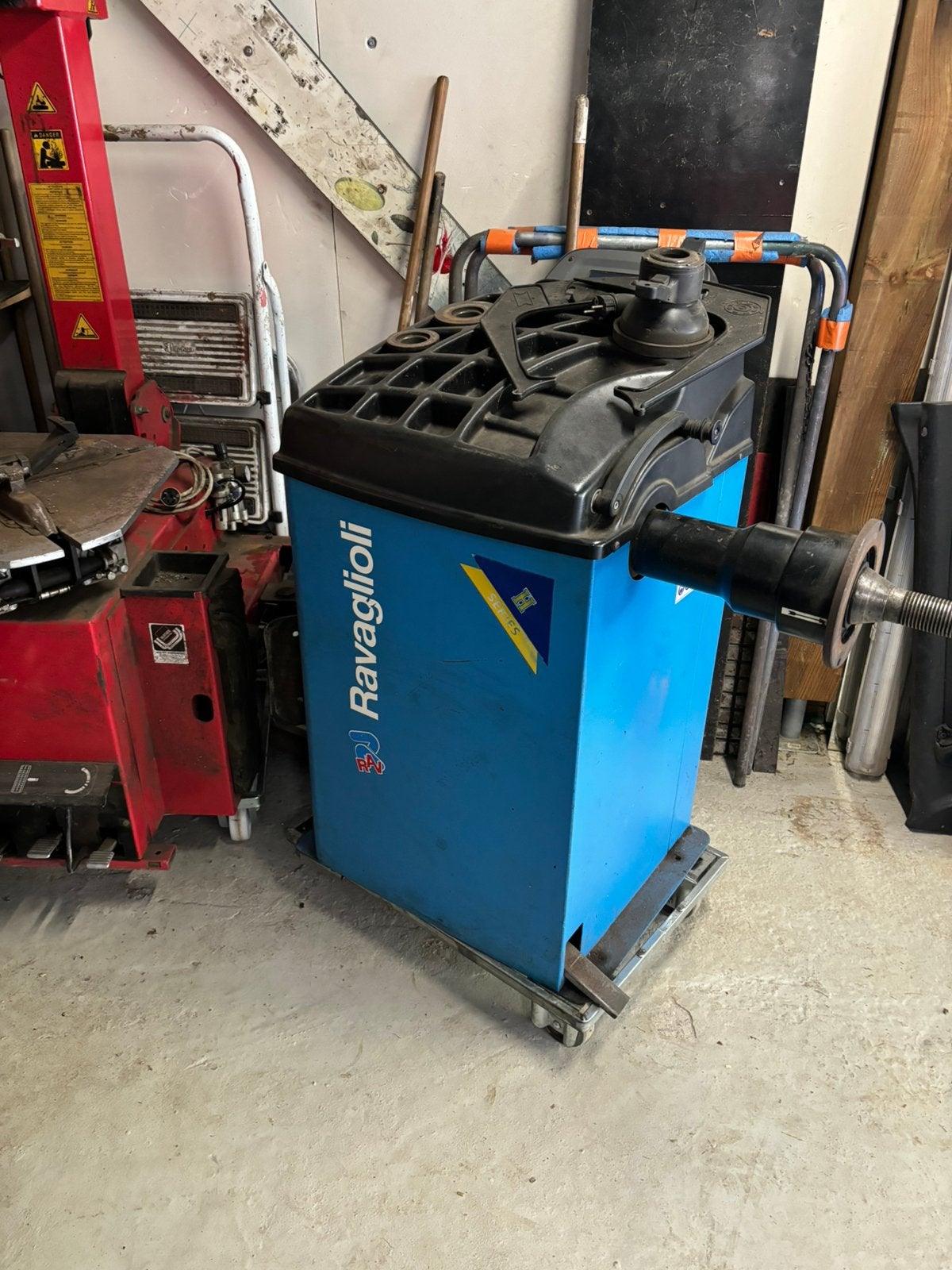 Machine à pneus -equilibreuse, Enlèvement, Utilisé