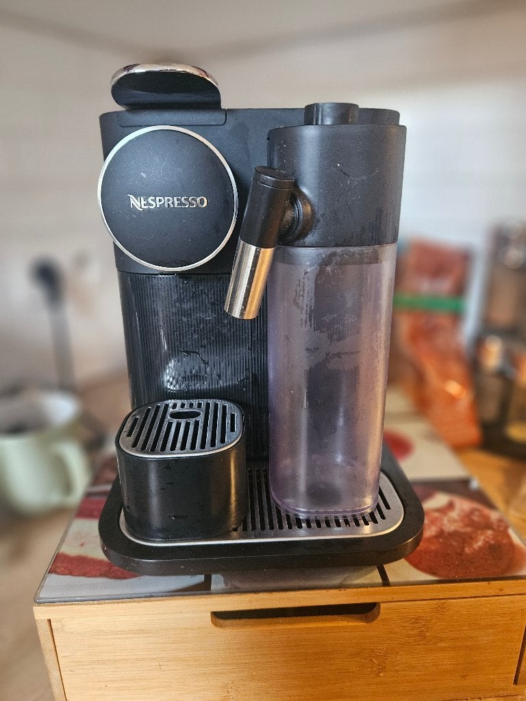 Nespresso Gran Latissima, Electroménager, Machine à espresso, Réservoir d'eau amovible, Dosettes et capsules de café, Comme neuf
