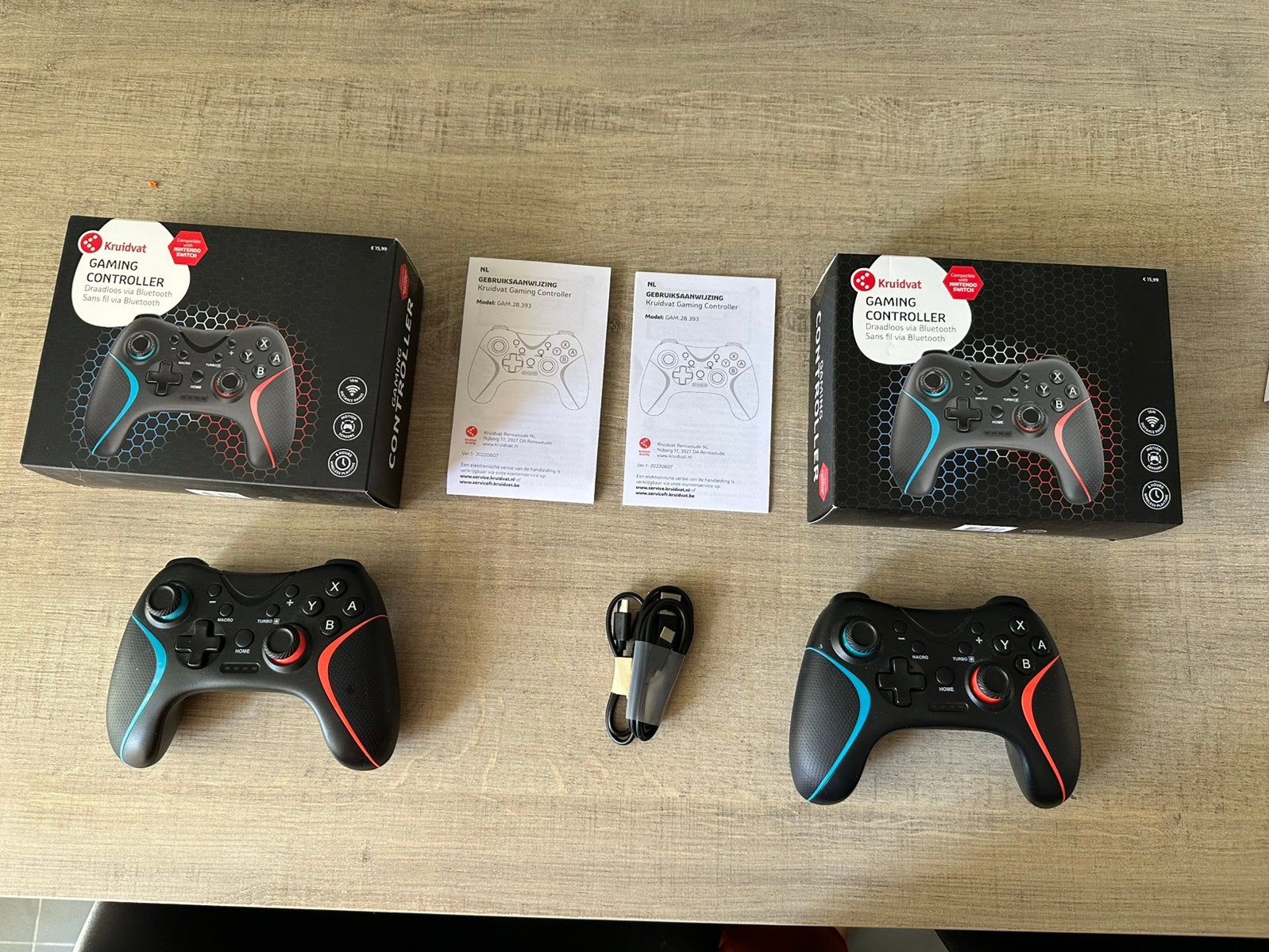 2 manettes de jeu, Enlèvement ou Envoi, Comme neuf