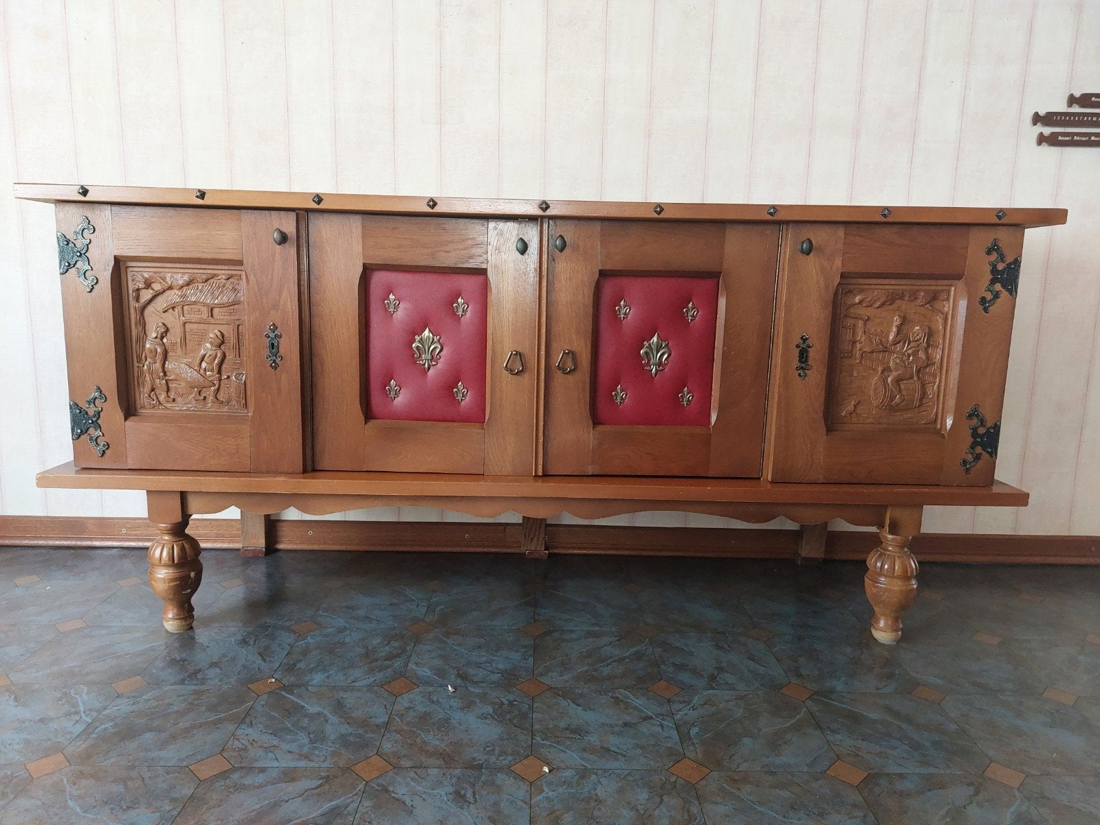 Brutalistisch Dressoir met Houtsnijwerk en Rood Leer, Ophalen, Eikenhout