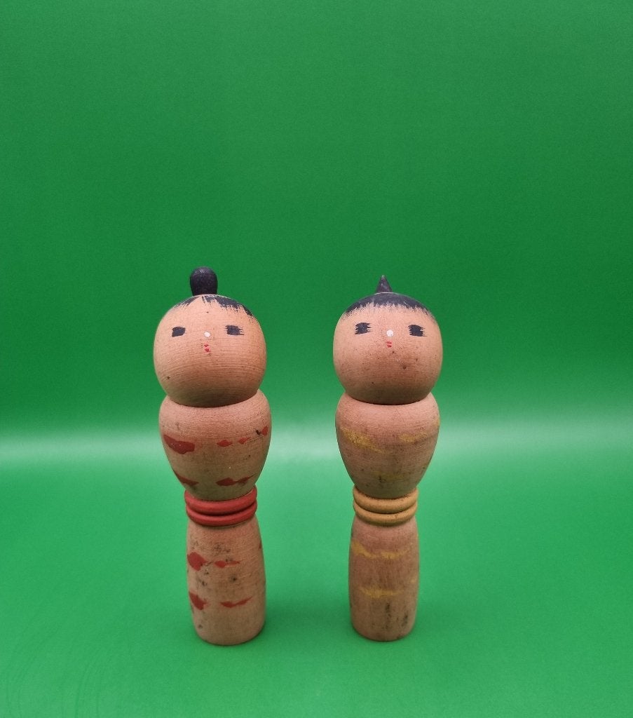 Paire Sosaku Kokeshi vintage de Mamoru Izu, Antiquités & Art, 11 cm, Enlèvement ou Envoi, Japon, Bois