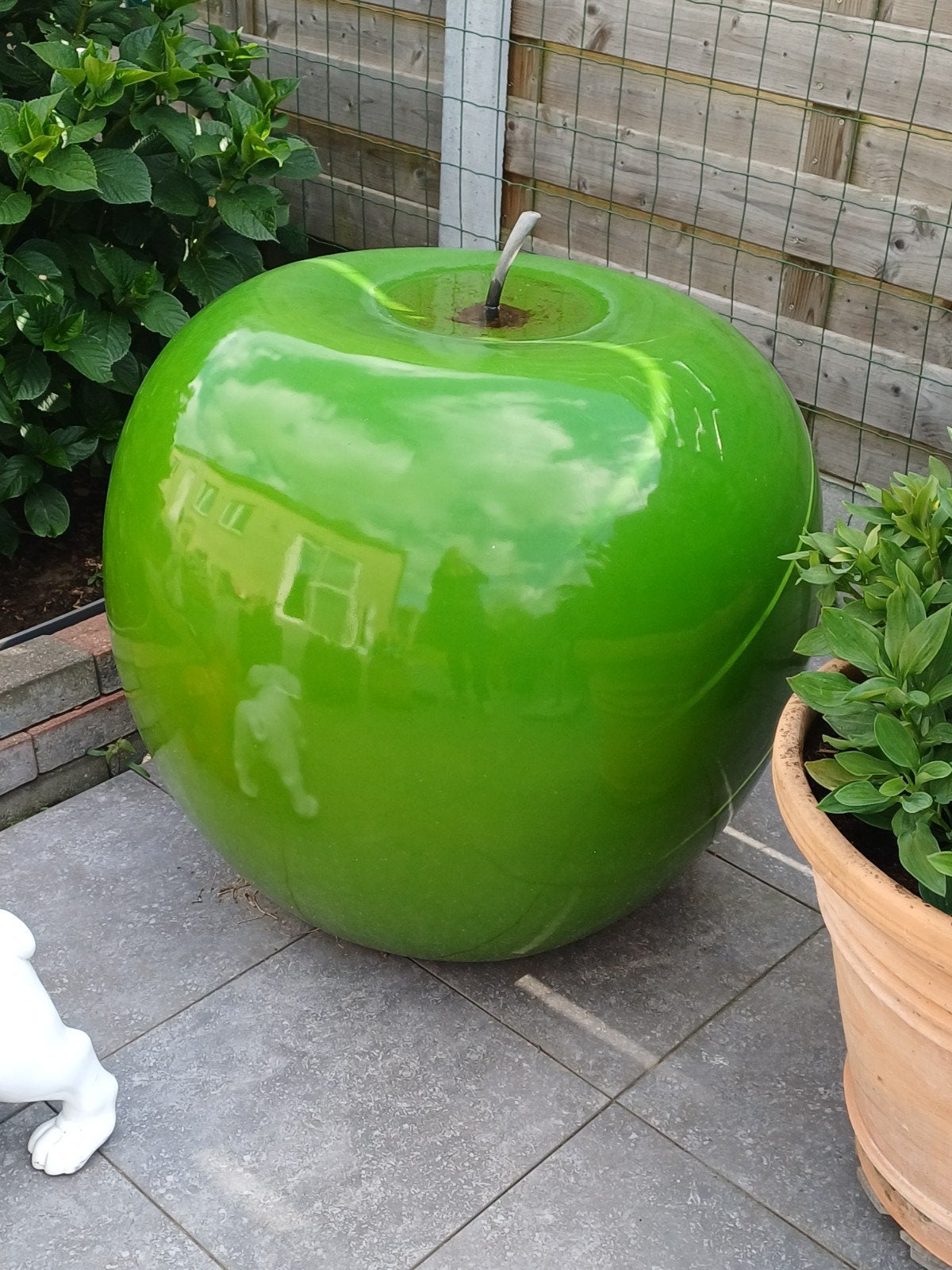 Gigantische appel voor in de tuin, Ophalen
