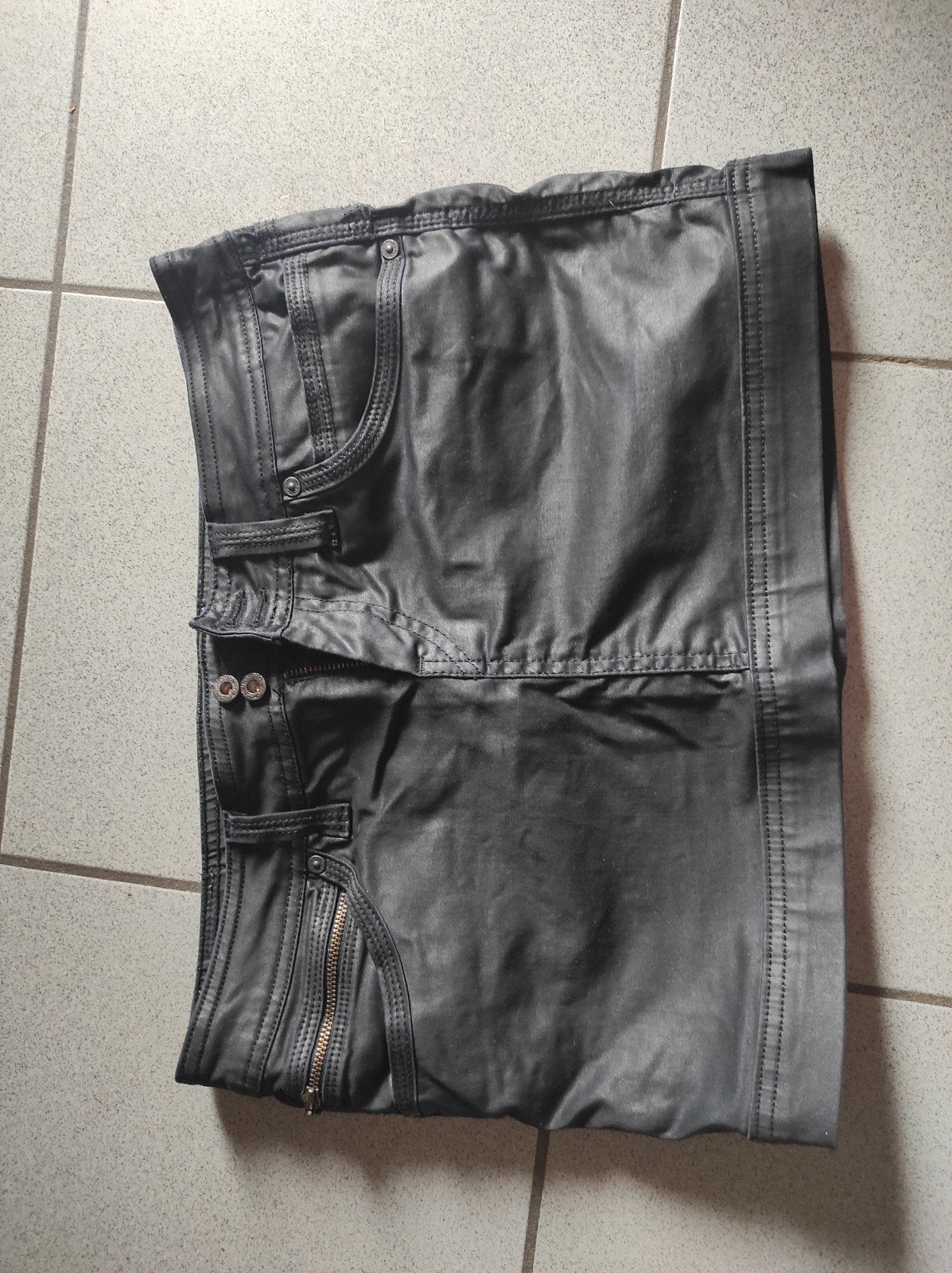 Jupe Pepe jeans, Enlèvement