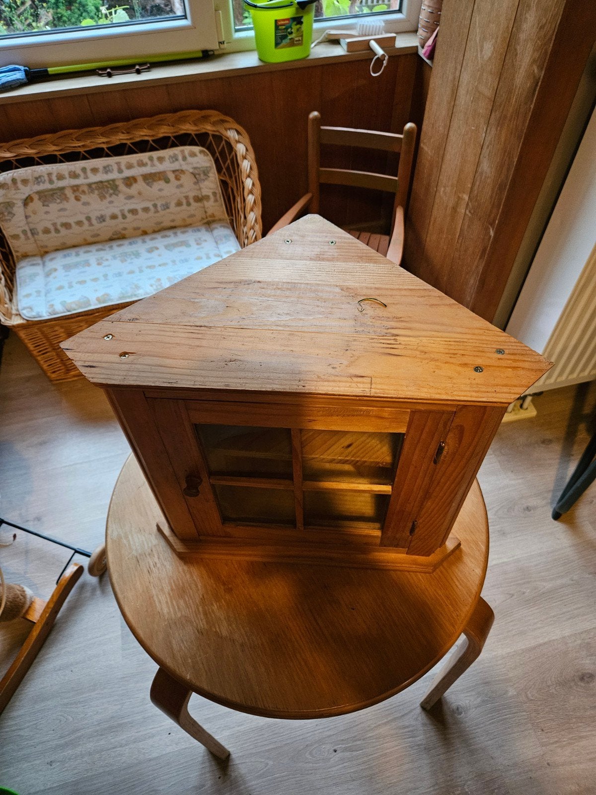 Petit meuble en coin, Enlèvement