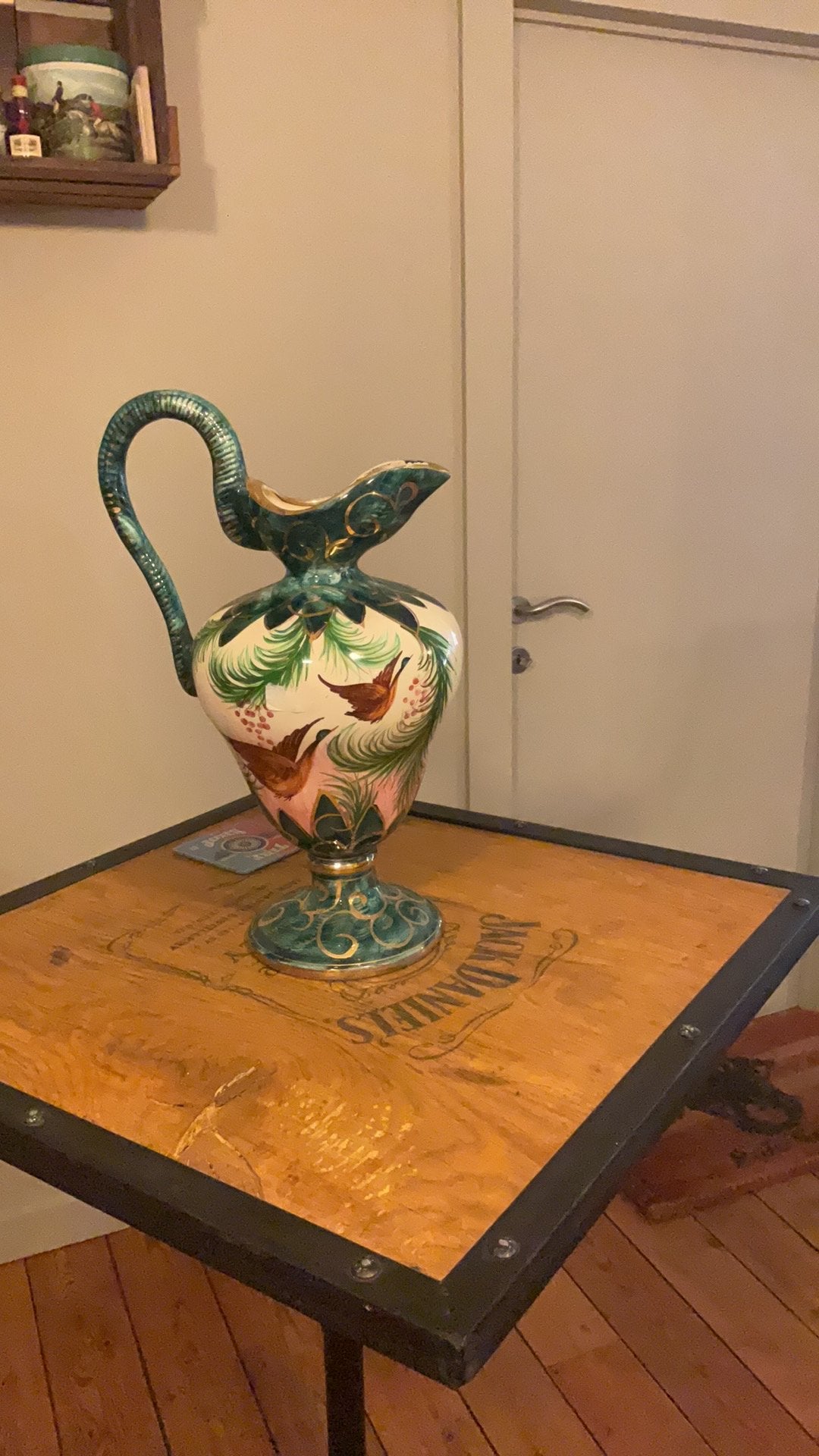 Vase en majolique italienne, Enlèvement