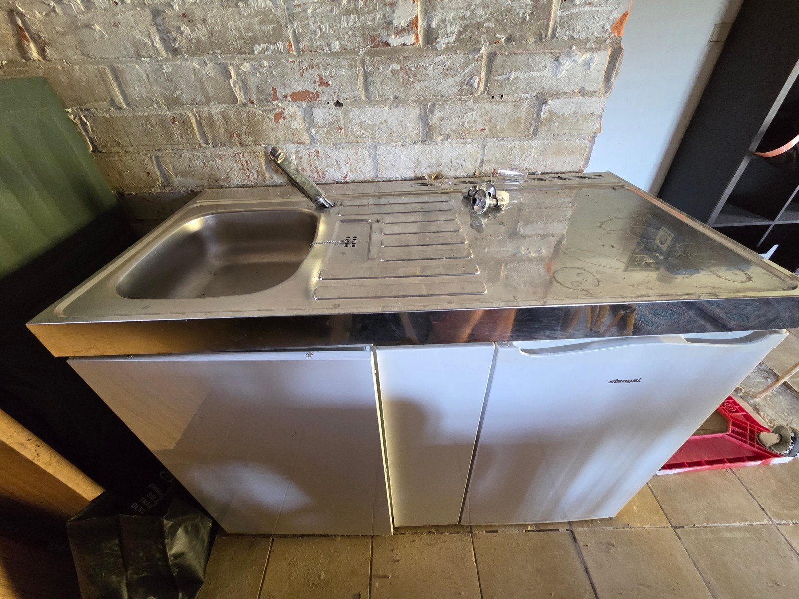 Kitchenette en aluminium avec réfrigérateur et robinet, Maison & Meubles, Enlèvement