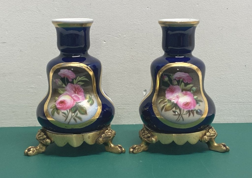 2 Bougeoirs en Porcelaine de Paris peints main avec fleurs, Antiquités & Art, Enlèvement ou Envoi