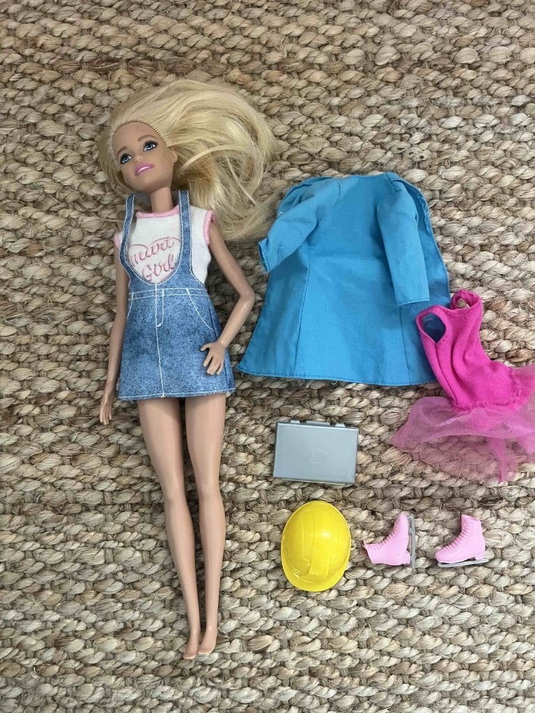Barbie blonde + lot de vêtements et accessoires, Enfants & Bébés, Enlèvement ou Envoi, Utilisé, Barbie