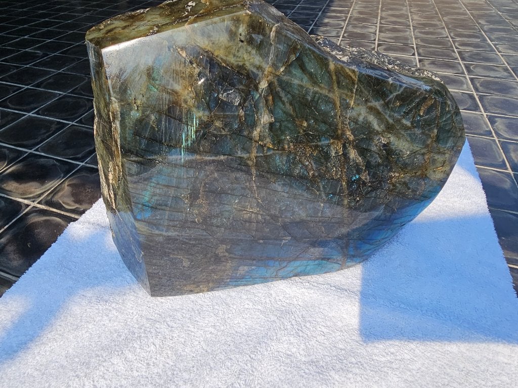 Labradorite demi-coupée 11,5 kg, Enlèvement ou Envoi, Fossile