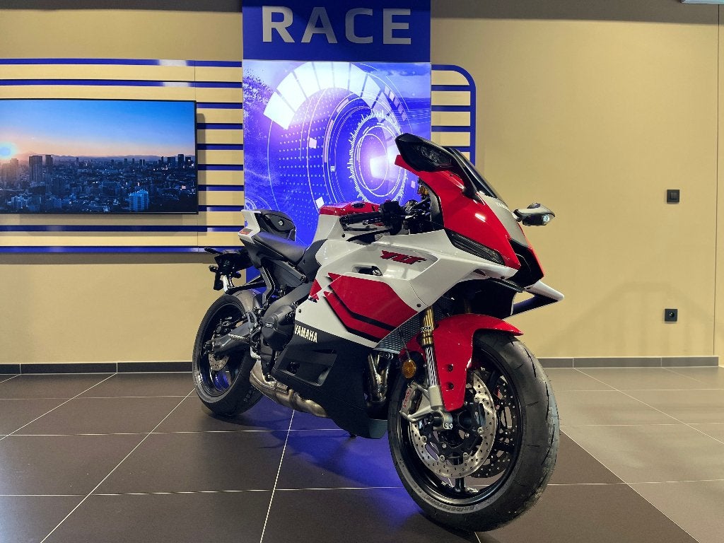Yamaha R9 70th anniversary, Permis Moto A, Entreprise, Plus de 35 kW, 3 cylindres