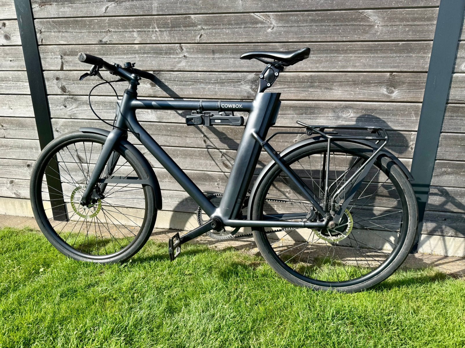 Cowboy 3 ebike (met verende zadelpen, rekje en Abus slot), Ophalen, Gebruikt, 50 km per accu of meer, Cowboy