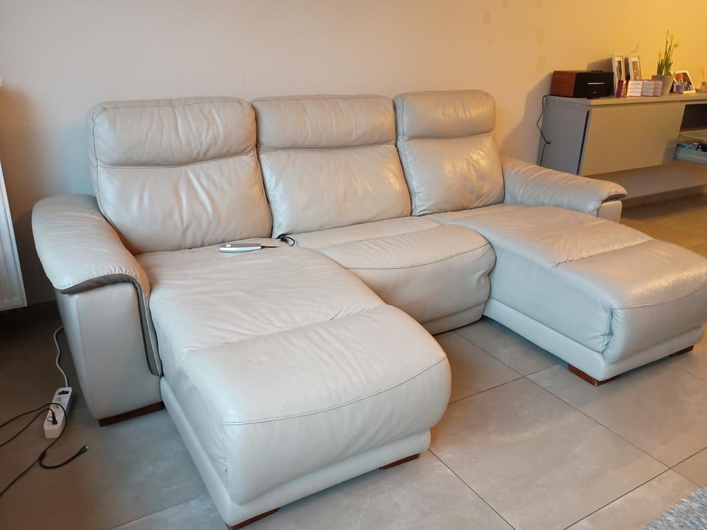 Wit lederen zetel 3 zit elektrisch verstelbaar 2500 euro, Huis en Inrichting, Zetels | Complete zithoeken, Ophalen