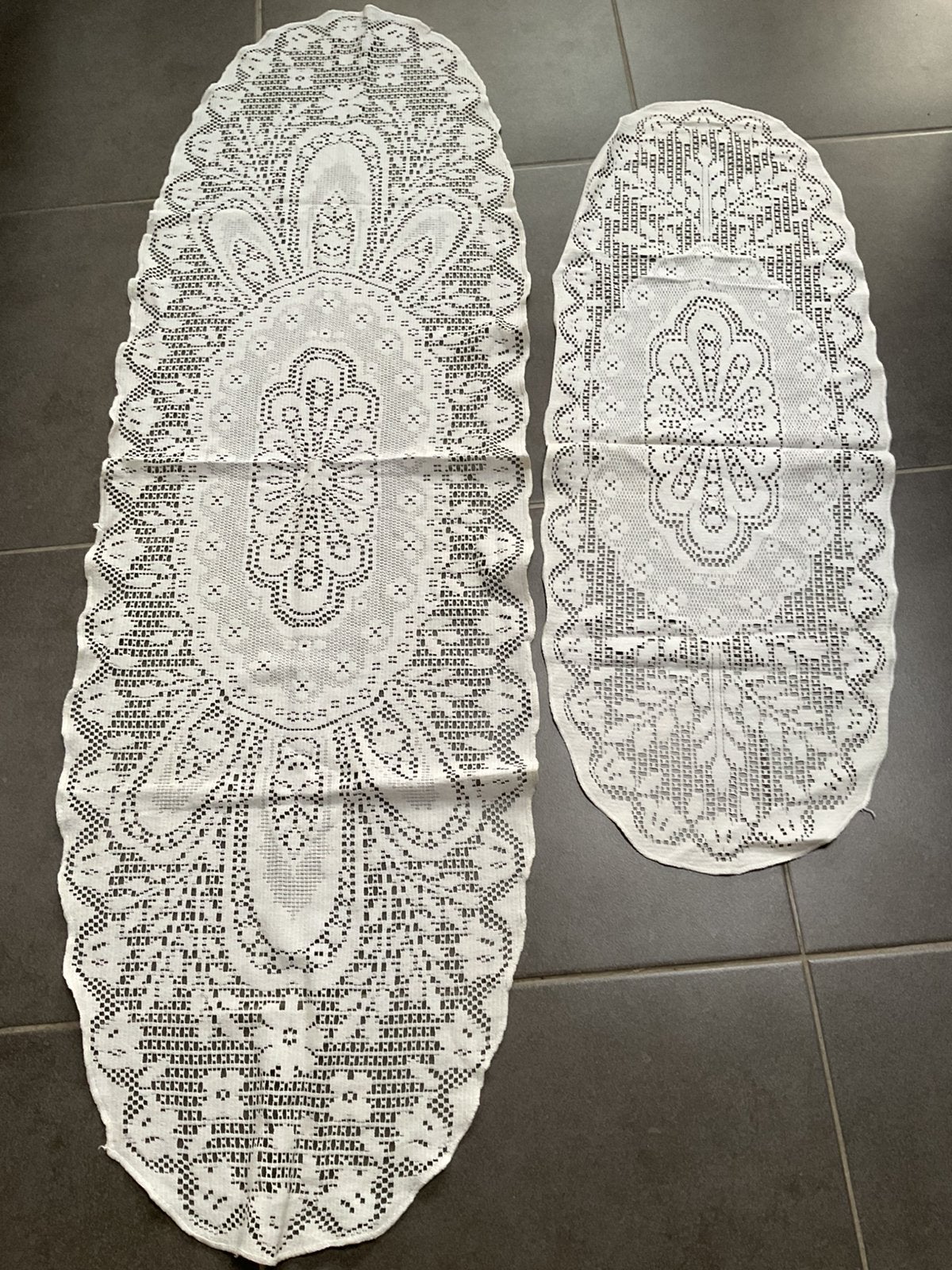 2 mooie  sierdoekjes, Maison & Meubles, Nappe, Enlèvement ou Envoi, Utilisé, Ovale