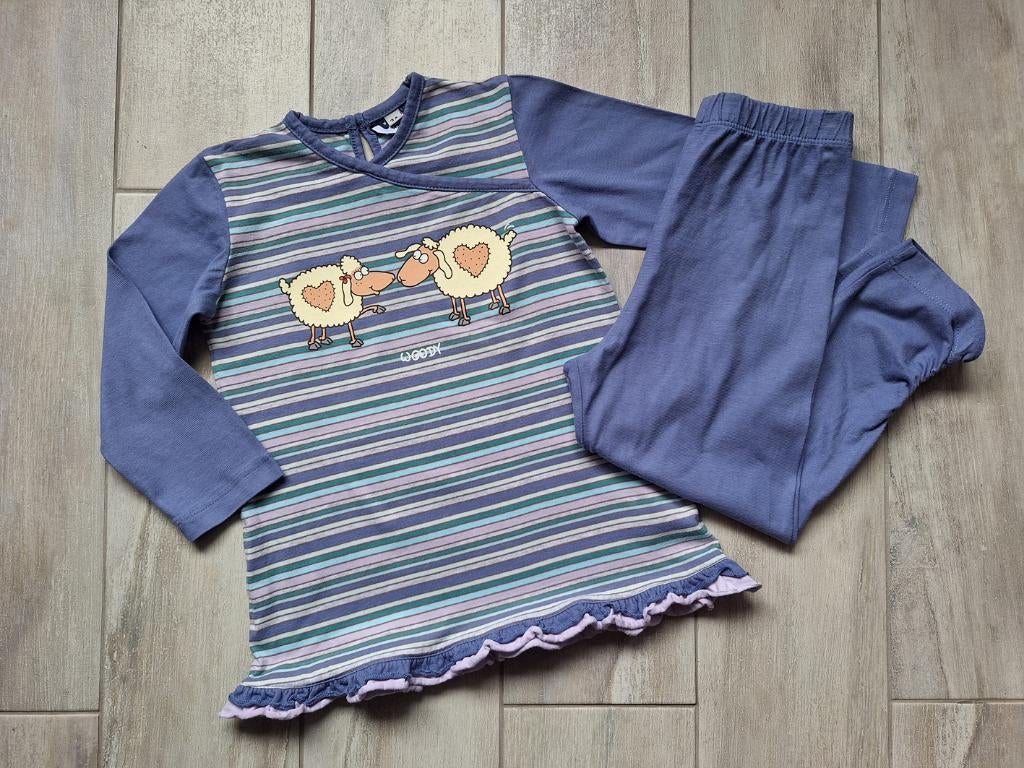 ✿ M98 - Woody pyjama thema schaap, Kinderen en Baby's, Kinderkleding | Maat 98, Nacht- of Onderkleding, Ophalen of Verzenden, Zo goed als nieuw
