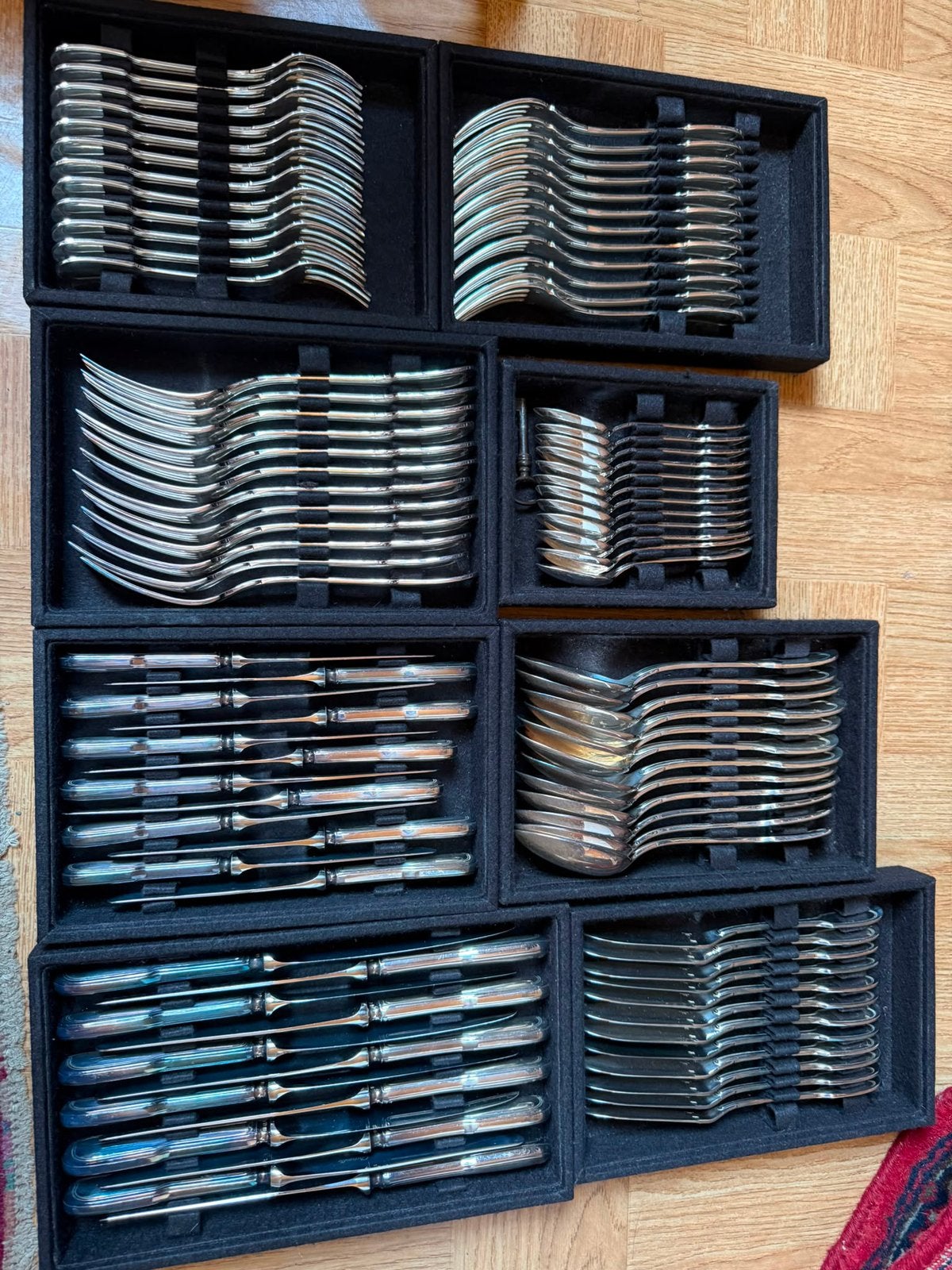12 delig zilveren bestek met 12 zilveren onderborde, Ophalen