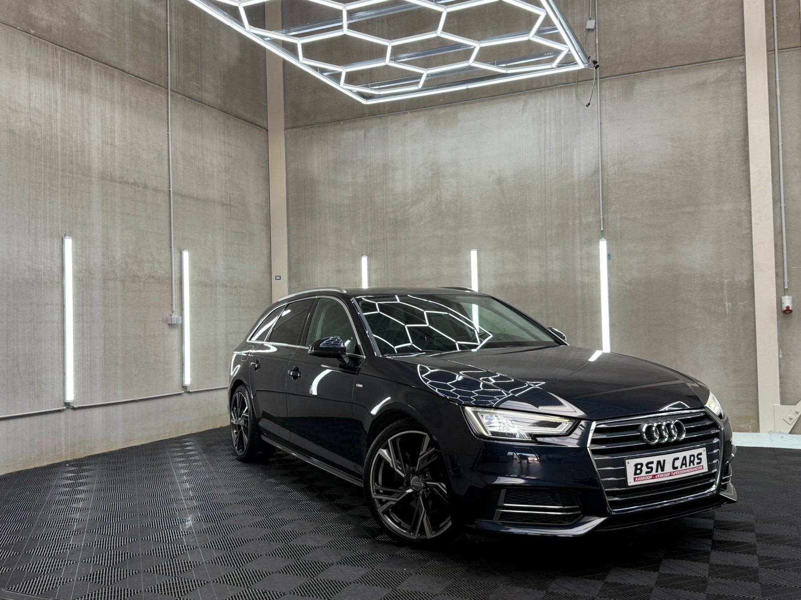 AUDI A4/S-LINE/CARPLAY/ZETELVRWRMNG/SFEERLICHT/VIRTUAL/GRNTI, Stof, Blauw, A4, https://public.car-pass.be/vhr/ec392d3b-21df-460d-b146-aae274b7b235