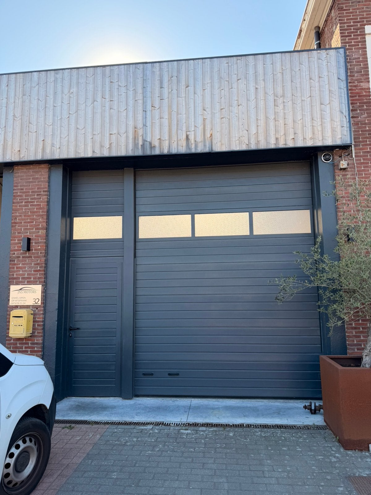Industriële sectoniale poort met deur