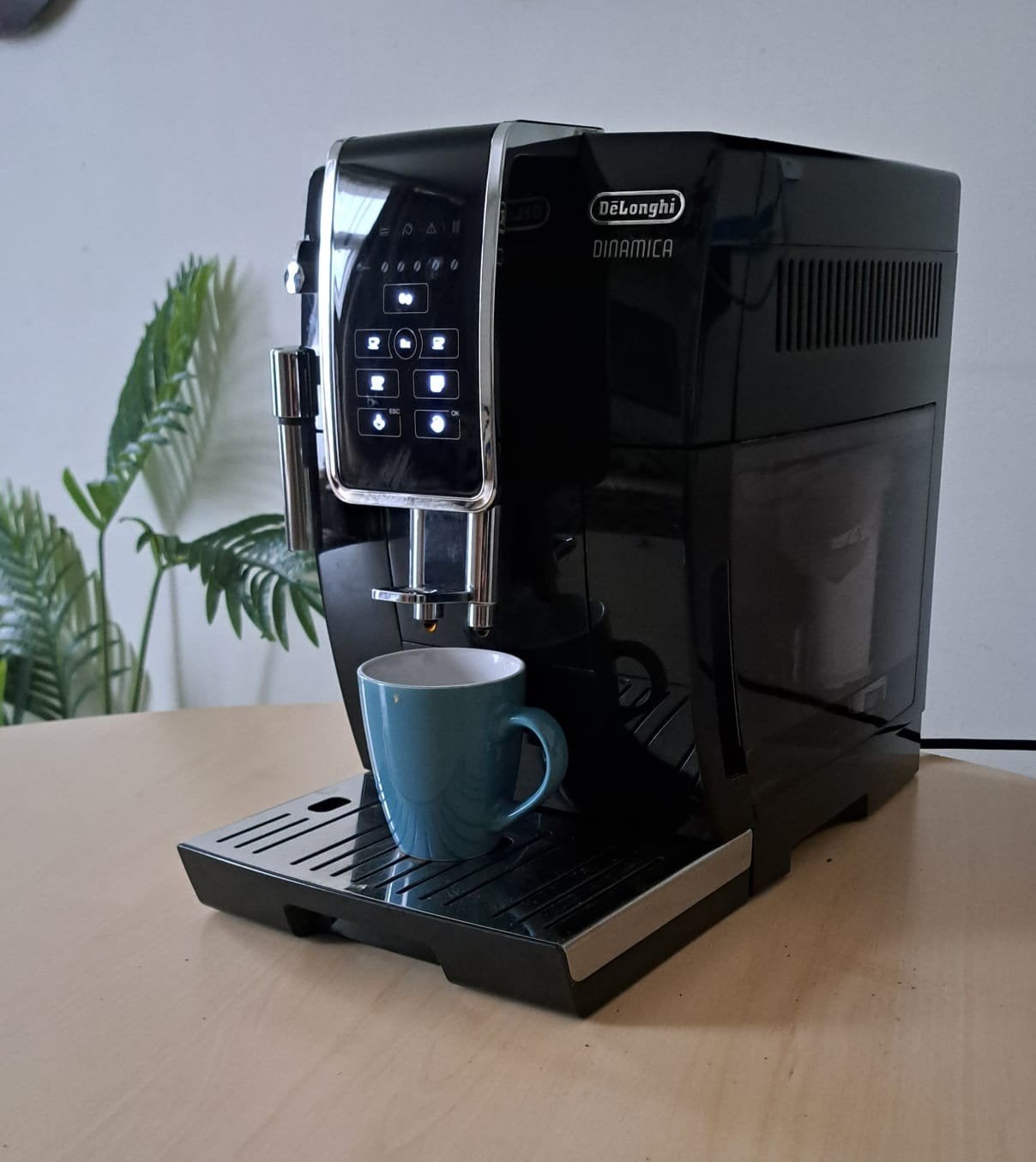 Delonghi Dinamica en parfait état., Electroménager, Machine à espresso, Réservoir d'eau amovible, Café en grains, Comme neuf