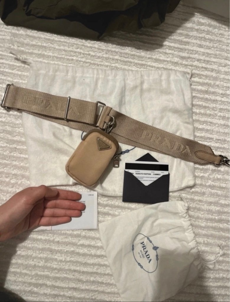 Prada Nylon Re-edition 2005, Bijoux, Sacs & Beauté, Enlèvement, Comme neuf, Beige, Autres marques