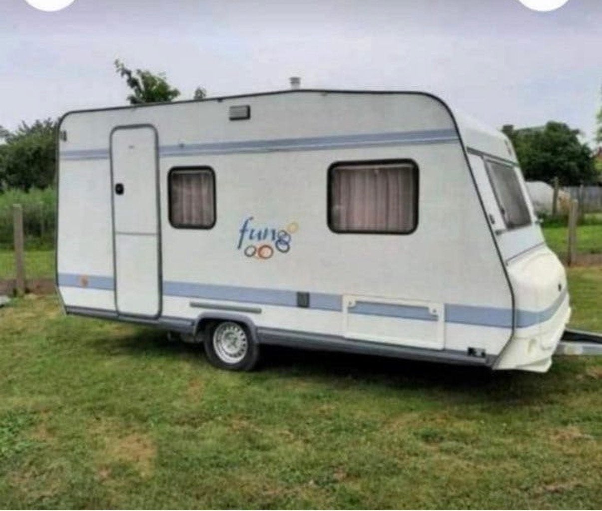 Caravan Bürstner Fun 4026 met nieuwe opblaasbare tent, Vast bed, Standaardzit, Kachel, 750 - 1000 kg