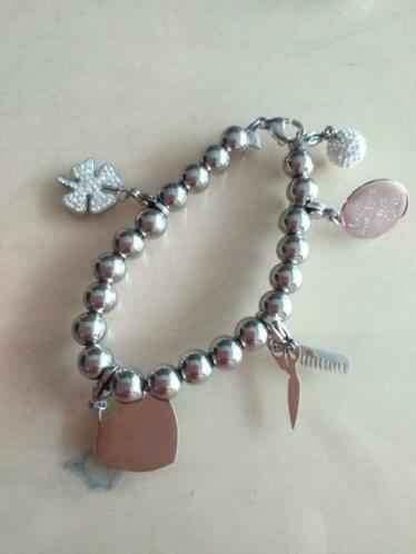 Zilverkleurige armband met bedels van victoria, Handtassen en Accessoires, Armbanden, Ophalen of Verzenden, Nieuw