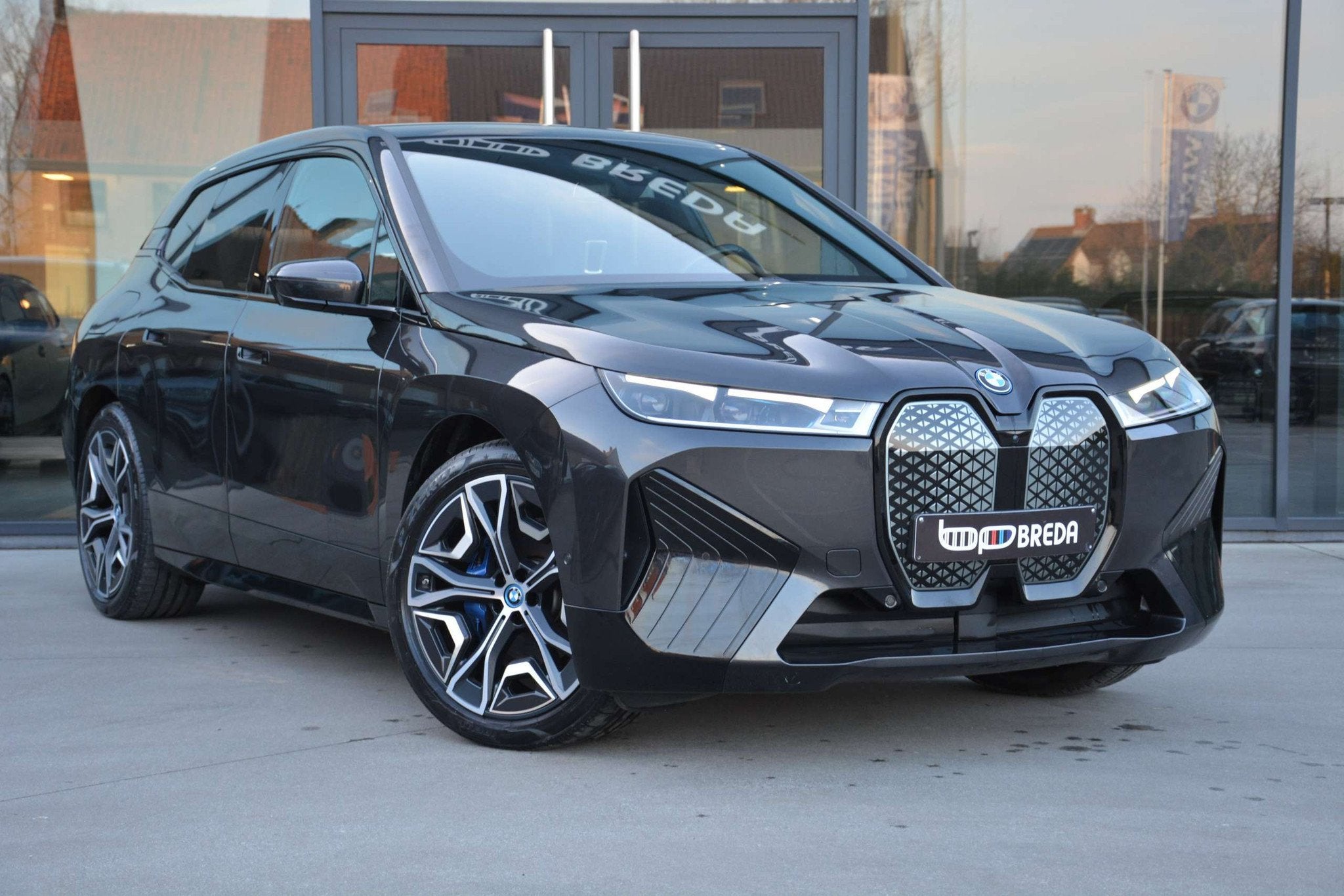 BMW iX xDrive40 M-Sport/360/Laser/Trekhh/HUD/ACC/22", Auto's, Automaat, 3010 kg, Gebruikt, Zwart
