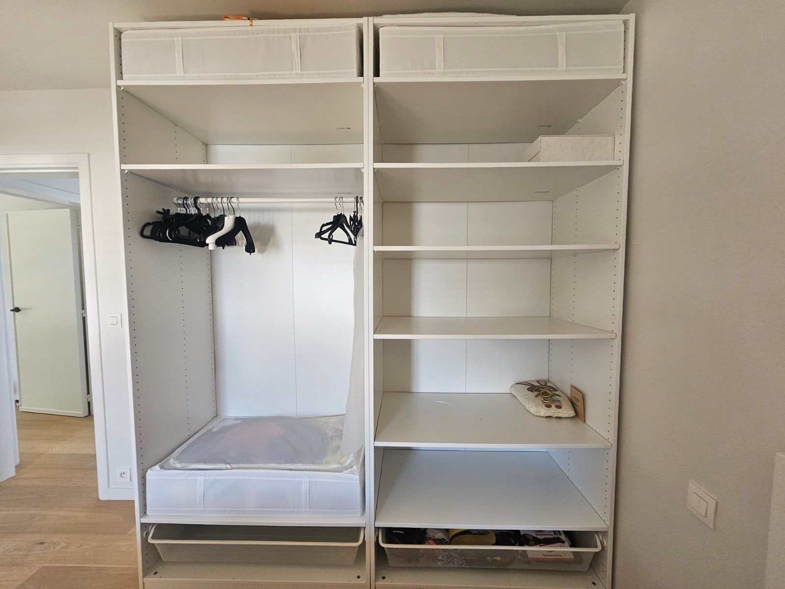 Ikea Kleerkasten. 1 met legplanken. 1 hangkast, Huis en Inrichting, Ophalen, Modern tijdloos
